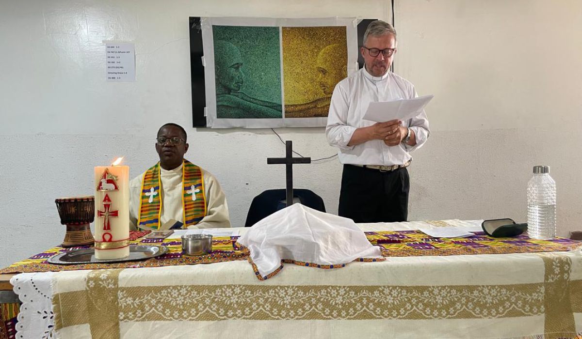 Ein Sommergottesdienst unter Palmen – Evangelische Gemeinde zu Gast im Swiss Club der GISA